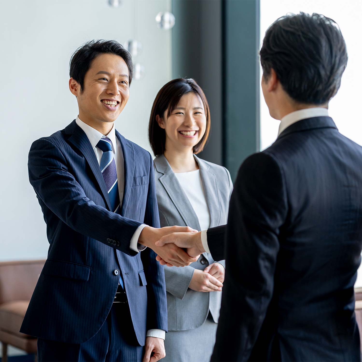 事業承継・財産管理コンサルティング：資産管理会社の設立や組織再編など、積極的な施策を通じて、お客様の財産・事業承継を支援します。
